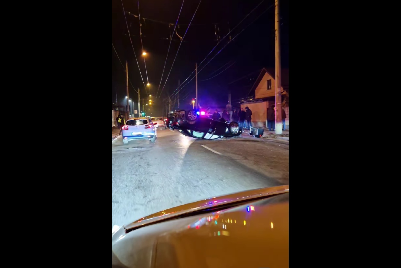 ВИДЕО // Серьезное ДТП в столице: Пьяный водитель врезался на машине в  электрический столб. Пострадал пассажир